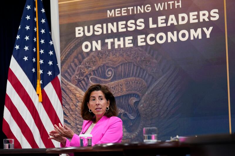 美国商务部长雷蒙多(Gina Raimondo)7月24日在接受美国媒体采访时再次强调,美国制造业当下主要依赖从亚洲进口的尖端芯片,特别是台湾,她表示国会通过《芯片法案》将帮助提高在美国制造半导体的能力,这涉及国家安全问题。(美联社图片)