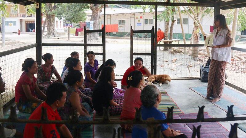 နယ်စည်းမခြားဆရာဝန်များအဖွဲ့ (MSF Myanmar) အဖွဲ့က ကျန်းမာရေးစောင့်ရှောက်မှုပေးနေသည်ကို ၂၀၂၂ ခုနှစ်၊ နိုဝင်ဘာလ ၂၄ ရက်နေ့က တွေ့ရစဉ်။ (Photo: MSF Myanmar Photo)