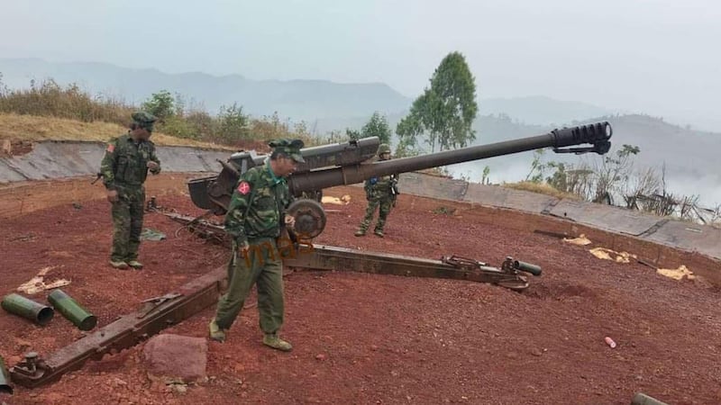 နမ့်ဖတ်ကာအခြေစိုက် စစ်ကောင်စီတပ်စခန်းကို သိမ်းပိုက်ခဲ့သည့် KIA တပ်ဖွဲ့ဝင်အချို့အား ၂၀၂၄ ခုနှစ် ဇန်နဝါရီလ ၂၄ ရက်နေ့က တွေ့ရစဉ်။ (Citizen Photo)