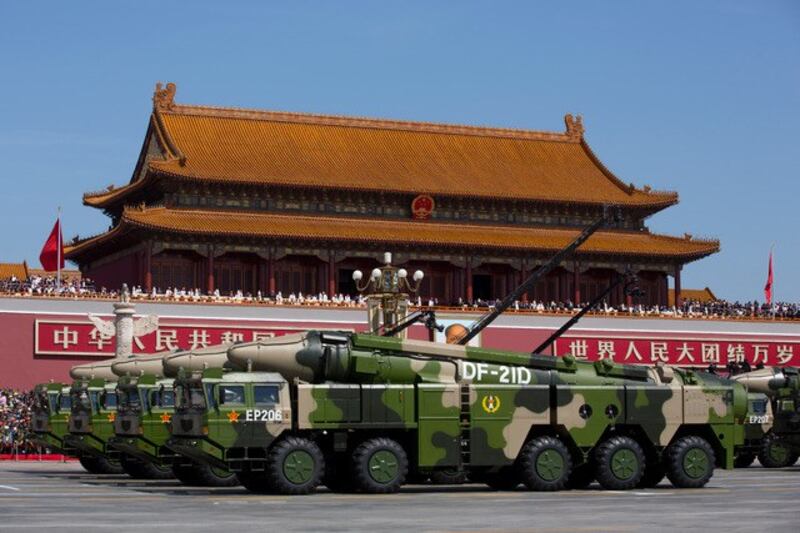 中共专门打击航母的东风21D,号称可以从目标头顶上以超过九马赫的速度往下打,被称为航母克星。(法新社)