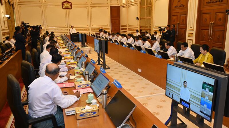 ဇူလိုင် ၂၉ ရက်နေ့က နေပြည်တော်တွင် ကျင်းပပြုလုပ်သည့် စစ်ကောင်စီ အစည်းအဝေးတွင် စစ်ကောင်စီ ဥက္ကဋ္ဌ ဗိုလ်ချုပ်မှူးကြီးမင်းအောင်လှိုင်အား တွေ့ရစဉ်။ (Photo : Myanmar Military)
