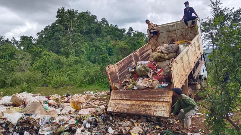 ကယားပြည်နယ်၊ ဒီးမော့ဆိုမြို့နယ်တွင် မျိုးဆက်သစ်ပရဟိတလူငယ်အဖွဲ့ လိုက်လံသိမ်းဆည်းထားသည့်အမှိုက်များ စွန့်ပစ်ပေးနေသည်ကို ၂၀၂၄ ခုနှစ်၊ စက်တင်ဘာလ ၂၂ ရက်နေ့က တွေ့ရစဉ်။ (Photo: Facebook/ မျိုးဆက်သစ် ပရဟိတ လူငယ်)