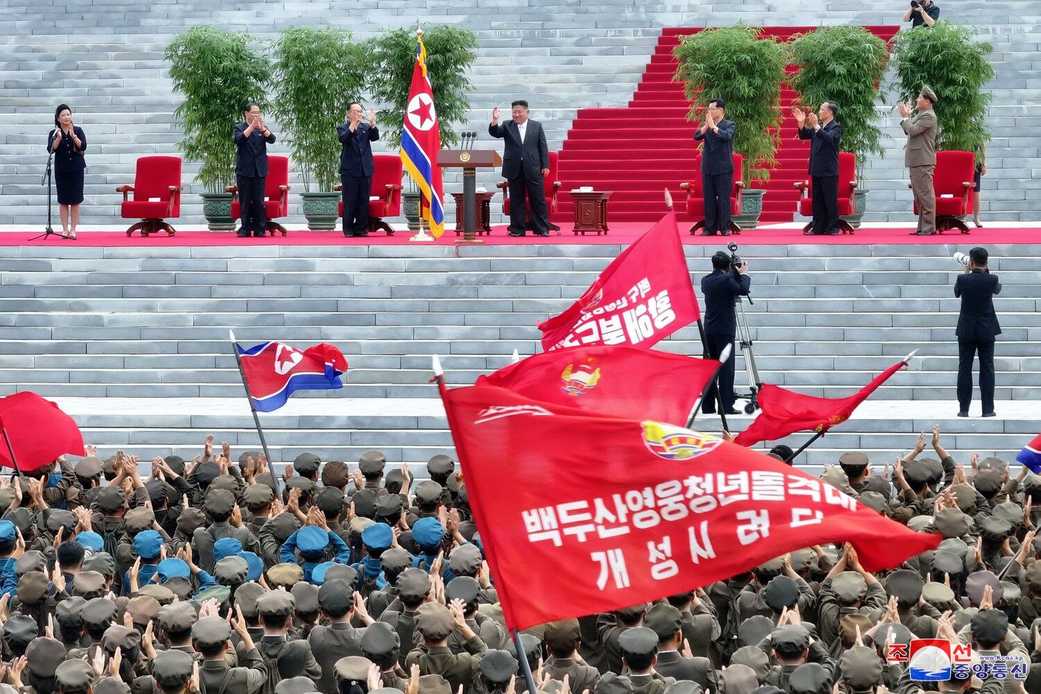 김정은 북한 국무위원장이 참석한 가운데 평안북도 피해복구 전구에 파견되는 백두산영웅청년돌격대 진출식이 지난 6일 평양에서 진행됐다고 조선중앙통신이 7일 보도했다.