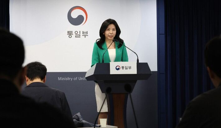 김인애 통일부 부대변인이 14일 정례 기자설명회에서 구병삼 통일부 대변인의 성명을 대독하고 있다.