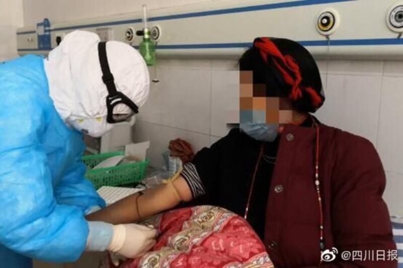 དཀར་མཛེས་རྟའུ་ཕྱོགས་སུ་ཏོག་དབྱིབས་ནད་འབུ་གསར་བའི་ནད་པར་སྨན་བཅོས་བྱེད་བཞིན་པ། ༢༠༢༠།༢