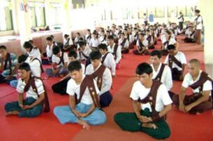 ထိုင်းနိုင်ငံ စမုတ်ဆာခွန်ခရိုင် မဟာချိုင် ဘုန်းတော်ကြီးကျောင်း၏ နှစ်သစ်ကူးကာလ ဝိပဿနာ အထူးတရားစခန်းပွဲတွင် တရားဘာဝနာ ပွားများနေကြသော မြန်မာရွှေ့ပြောင်းအလုပ်သမားများကို ၂၀၁၂ ခုနှစ် ဧပြီလ ၁၄ ရက်နေ့က တွေ့ရစဉ်။