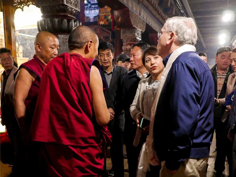 ཨ་མི་རི་ཀའི་གཞུང་ཚབ་ཆེན་མོ་མཆོག་གིས་བོད་ཀྱི་རྒྱལ་ས་ལྷ་སར་གཟིགས་སྐོར་གནང་སྐབས་ཀྱི་པར།