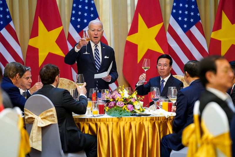 美国总统拜登在日前出访越南时上表示，中国面临"经济危机"，既受世界经济增长乏力影响，也与中方经济政策有关。（美联社图片）