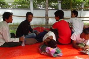 မေလ ၂၇ ရက်နေ့ညကစတင်ပြီး အစာအငတ်ခံဆန္ဒပြနေတဲ့ စံကောင်း ပီနံအိတ်စက်ရုံက အလုပ်သမားများကိုတွေ့ရစဉ်