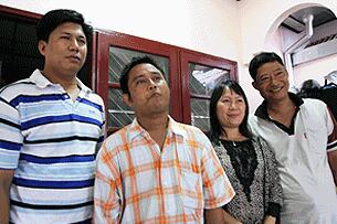 ပြည်ပရောက် သီးလေးသီး ဆေးရောင်စုံ အငြိမ့်အဖွဲ့ဝင် လေးဦး မြန်မာနိုင်ငံသို့ မပြန်ခင် ၂ဝ၁၁ ခုနှစ် စက်တင်ဘာလ ၁ဝ ရက်နေ့က ထိုင်းနိုင်ငံ ချင်းမိုင်မြို့နေအိမ်တွင် တွေ့ရစဉ်။ ဝဲမှယာ- စိန်သီး၊ ဇီးသီး၊ ချောစုမျိုး၊ ဂေါ်ဇီလာ။ (Photo: RFA)