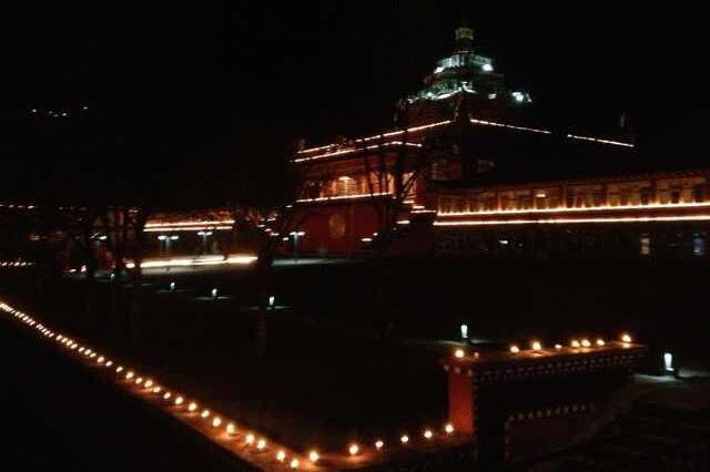 ཨ་མདོ་མཚོ་སྔོན་ཞིང་ཆེན་མགོ་ལོག་ཁུལ་དུ་དེ་སྔ་མཆོད་འབུལ་གནང་བའི་འདྲ་པར།