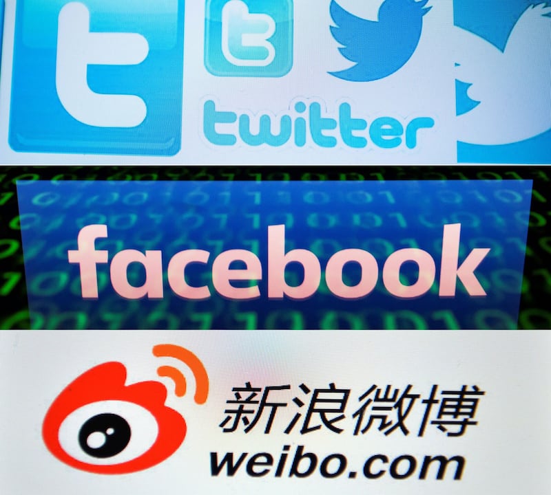 中国青年严正抗议推特脸书被封锁,却不提国内微信群大量被封 。(资料图/法新社)