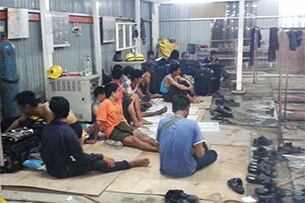 ဂိုထောင်တစ်ခုအတွင်းမှာ ပုန်းအောင်းနေတဲ့ မြန်မာ အလုပ်သမားများကို ဒီဇင်ဘာလ ၂၆ ရက်နေ့က တွေ့ရစဉ်