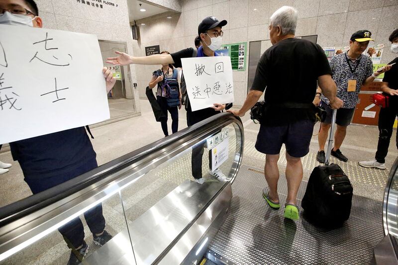 2019年6月24日,反引渡法案抗议者占据香港税务大楼。(路透社)