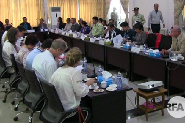 ကုလသမဂ္ဂ လုံခြုံရေးကောင်စီအဖွဲ့ဝင် ကိုယ်စားလှယ်တွေနဲ့ ရခိုင်ပြည်နယ်အစိုးရတို့ ၂၀၁၈ ခုနှစ် မေလ ၁ ရက်နေ့က စစ်တွေမှာတွေ့ဆုံစဉ်