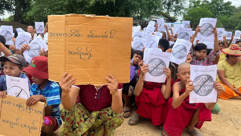 စစ်ကိုင်းတိုင်း၊ ဆားလင်းကြီးမြို့နယ်မှာ ဒေသအခြေစိုက် သပိတ်အင်အားစုတွေနှင့် ဒေသခံတွေ ပူးပေါင်းပြီး ဝမ်ပေါင်ကုမ္ပဏီအား စစ်ကောင်စီနှင့် ပူးပေါင်းဆောင်ရွက်တာတွေရပ်ဖို့ ၂၀၂၃ ခုနှစ် ဩဂုတ်လ ၈ ရက်နေ့က ဆန္ဒပြနေကြစဉ်။ ( Photo : Chaw Su Han/Facebook)