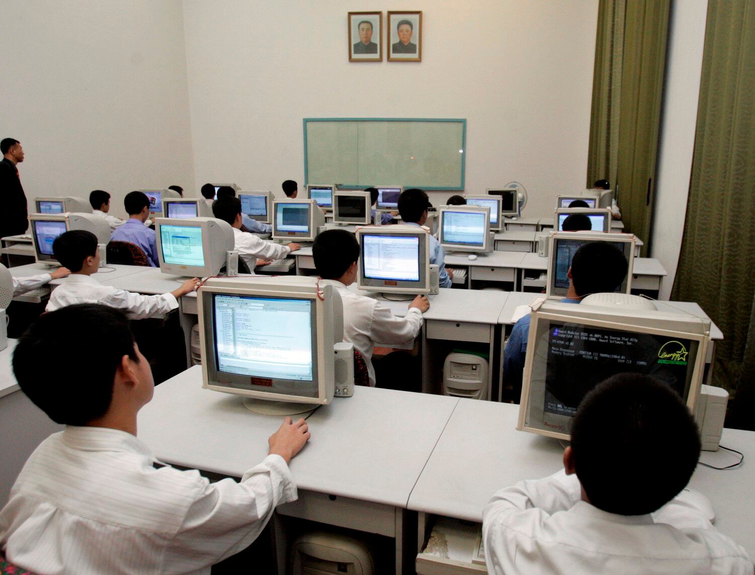 지난 2005년 10월 10일 촬영된 이 사진에서 북한 김일성 주석과 당시 지도자 김정일 국방위원장의 사진이 벽에 걸린 평양 만경대 학생소년궁전에서 북한 학생들이 컴퓨터를 사용하고 있다.