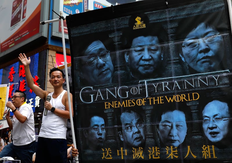 2019年6月9日,香港民间人权阵线举行反对修订《逃犯条例》的大游行,抗议者沿着市中心的街道游行时,抗议者展示了一面旗帜,以反对有争议的引渡法案。(美联社)