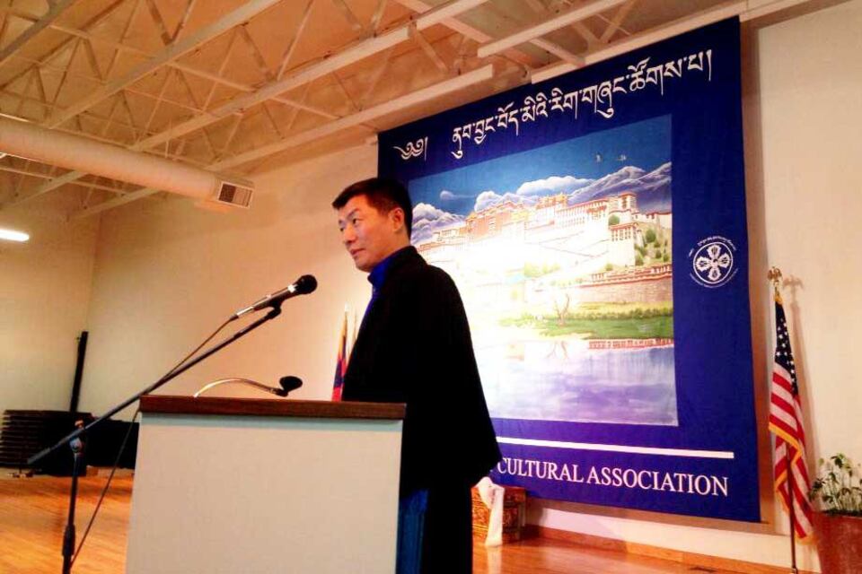 སྲིད་སྐྱོང་མཆོག་གིས་ཨ་རིའི་གྲོང་ཁྱེར་པོརྚ་ལེནྜ་རུ་བོད་མི་ཚོར་གསུང་བཤད་གནང་བཞིན་པ།