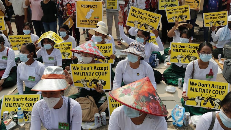 ရန်ကုန်မြို့၊ တရုတ်သံရုံးရှေ့တွင် ၂၀၂၁ ခုနှစ်၊ ဖေဖော်ဝါရီလ ၁၈ ရက်နေ့က စစ်အာဏာဆန့်ကျင်ရေး ဆန္ဒပြခဲ့ကြသည့် လှိုင်သာယာမြို့နယ် ပညာရေးဝန်ထမ်းများသပိတ်ကို တွေ့ရစဉ်။ Photo : RFA