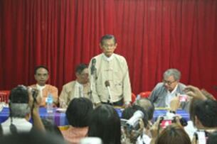 ၂၀၁၂ ခုနှစ် ဖေဖော်ဝါရီ ၂၀ ရက်တွင် အမျိုးသားဒီမိုကရေစီ အဖွဲ့ချုပ် ရုံးချုပ်တွင် ပြုလုပ်သော သတင်းစာရှင်းလင်းပွဲ၌ အဖွဲ့ချုပ် နာယက ဦးတင်ဦးက သတင်းထောက်များအား ရှင်းလင်းနေစဉ်။