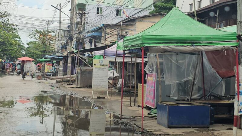 ဝမ်းရောဂါကြောင့် ရန်ကုန်တိုင်း၊ သာကေတမြို့နယ်အတွင်း ပိတ်ထားရသည့် လမ်းဘေးဆိုင်တချို့ကို ၂၀၂၄ ခုနှစ်၊ ဇူလိုင်လ ၈ ရက်နေ့က တွေ့ရစဉ်။ (Photo: RFA)