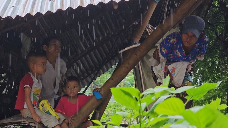 ဒေါ်အိအိစိုးတို့မိသားစုကို ရန်ကုန်တိုင်း၊ သန်လျင်မြို့နယ် ကွမ်းခြံကုန်းရပ်ကွက်ထဲက အိမ်အဟောင်းလေးထဲမှာ ၂၀၂၃ ခုနှစ် ဇူလိုင်လက တွေ့ရစဉ်။ (Photo : RFA)