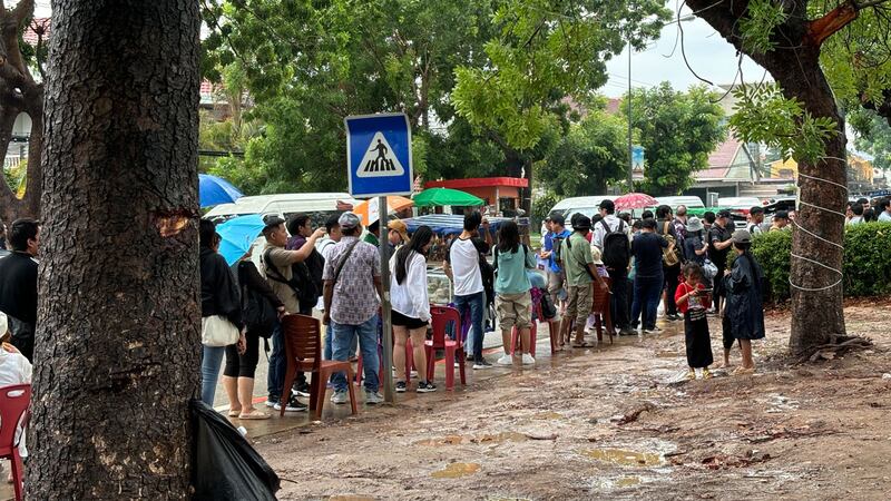 လာအိုနိုင်ငံ၊ စူဗန်နခက်မြို့ရှိ ထိုင်းကောင်စစ်ဝန်ရုံးရှေ့တွင် စောင့်ဆိုင်းနေသူများအား ၂၀၂၄ ခုနှစ်၊ မေလ ၂၃ ရက်နေ့က တွေ့ရစဉ်။ (Photo: RFA)