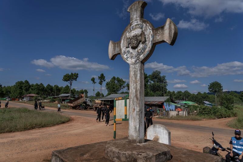 ရှမ်းပြည်နယ်တောင်ပိုင်းရှိ ကားလမ်းတစ်နေရာတွင် ကရင်နီပြည်ရဲဌာန အမှတ် (၈) စခန်းမှ တပ်ဖွဲ့ဝင်များ စစ်ဆေးရေးဂိတ်ဖွင့်ရန် ပြင်ဆင်နေစဉ်။ (Gemunu Amarasinghe/RFA)
