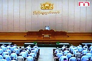 ၂၀၁၀ ရွေးကောက်ပွဲ ကျင်းပပြီးနောက် အမျိုးသား လွှတ်တော်နှင့် ပြည်ထောင်စု လွှတ်တော် နှစ်ရပ်ပေါင်း ကျင်းပသော ပထမဆုံး လွှတ်တော် အစည်းအဝေးကို နေပြည်တော်ရှိ လွှတ်တော် အဆောက်အအုံသစ်တွင် ဇန်နဝါရီ ၃၁ ရက်နေ့က ပြုလုပ်နေသည်ကို MRTV 4 ရုပ်မြင်သံကြားမှ ထုတ်လွှင့် ပြသနေပုံ ဖြစ်ပါသည်။ (Photo: AFP/MRTV 4)