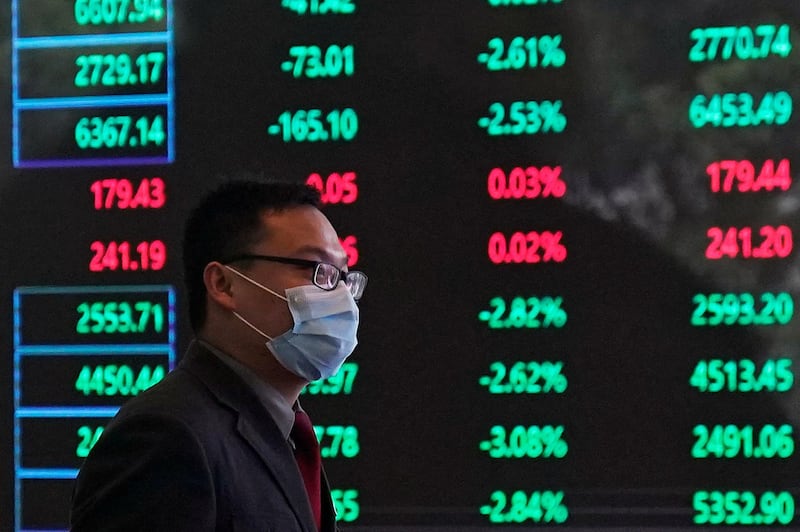 图为民众在上海证券交易所。(路透社)