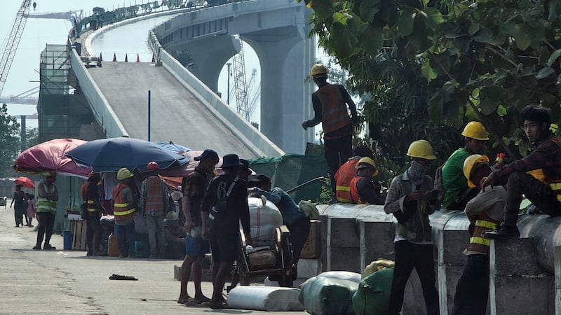 ရန်ကုန်မြို့ လမ်းမများပေါ်တွင် အလုပ်လုပ်နေကြသူများအား ၂၀၂၄ ခုနှစ် ဧပြီလ ၃၀ ရက်နေ့က တွေ့ရစဥ်။ (Photo: RFA)