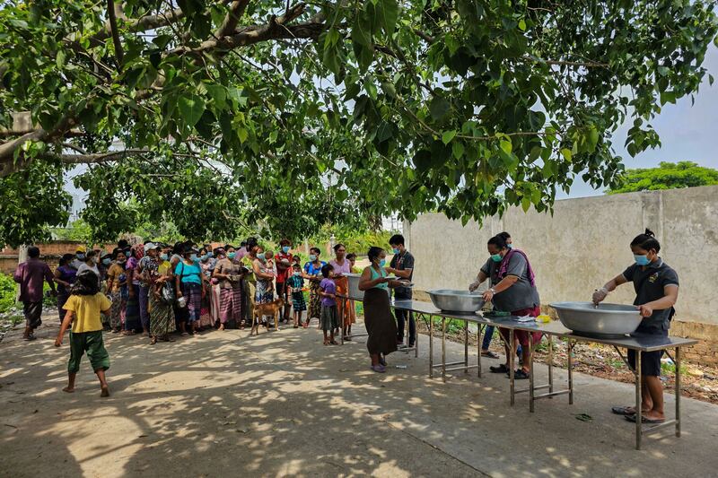 ရန်ကုန်တိုင်း၊ ဒဂုံဆိပ်ကမ်းမြို့နယ်မှာကိုကြီးနှင့်ညီအစ်ကိုမောင်နှမများပရဟိတအဖွဲ့ နံနက်စာအဟာရ ၂၀၂၃ ခုနှစ် မေ ၂၇ ရက်နေ့က လှူဒါန်းနေစဉ်။ (Photo : RFA)