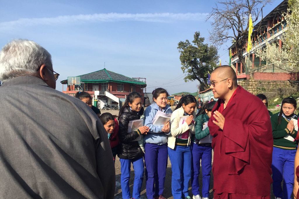 གླིང་མཆོག་སྤྲུལ་རིན་པོ་ཆེ་མཆོག་རྡ་སའི་བོད་ཕྲུག་ཁྱིམ་སྡེ་སློབ་གྲྭར་ཕེབས་སྐབས། ༢༠༡༦།༣།༡༡