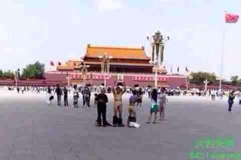 པེ་ཅིན་གནམ་བདེ་སྒོ་མོའི་མདུན་ཐང་དུ་དམར་ཧྲེང་ངང་ངོ་རྒོལ་བྱེད་བཞིན་པ། ༢༠༡༤།༥།༢༥