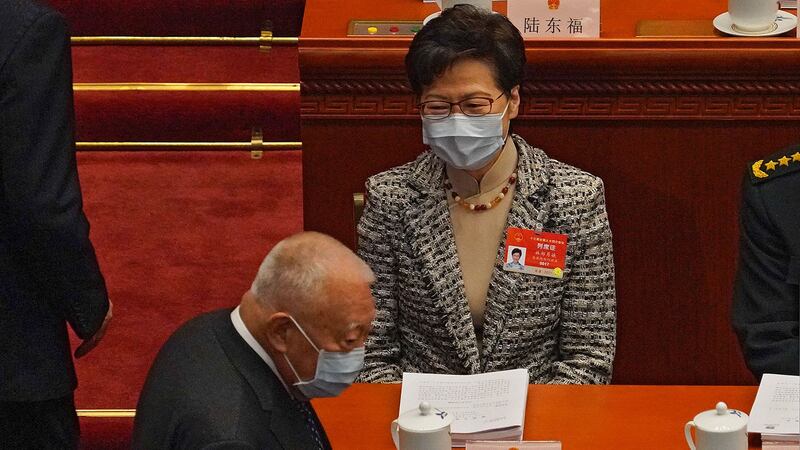 2021年3月5日,香港特别行政区行政长官林郑月娥,前香港行政长官董建华出席中国全国人民代表大会开幕式。 (美联社)