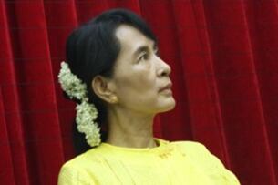 အမျိုးသားဒီမိုကရေစီ အဖွဲ့ချုပ်ရုံးတွင် ၂၀၁၁ ခုနှစ် စက်တင်ဘာလ ၁၅ ရက်နေ့က ကျင်းပသော အပြည်ပြည်ဆိုင်ရာ ဒီမိုကရေစီနေ့ အခမ်းအနားတွင် အထွေထွေအတွင်းရေးမှူး ဒေါ်အောင်ဆန်းစုကြည်ကို တွေ့ရစဉ်။ ဓါတ်ပုံ- NLD