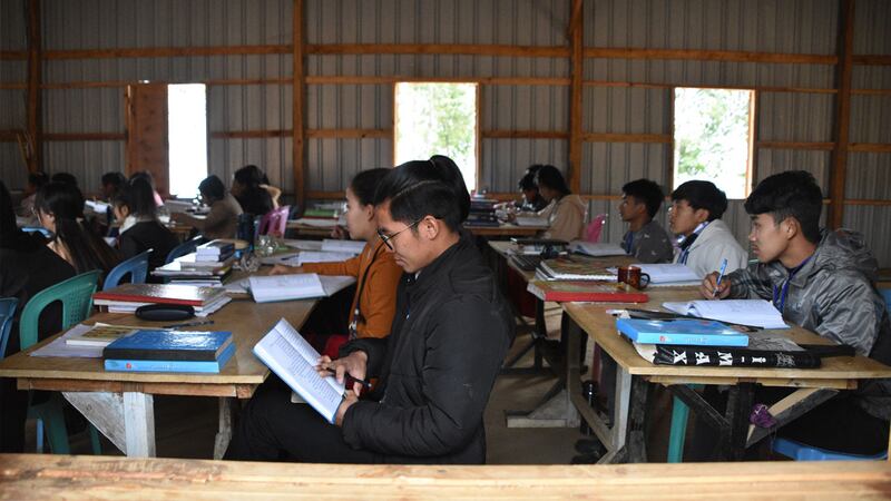 တအာင်းဥပဒေအကယ်ဒမီကျောင်းမှာ ပညာသင်ကြားနေသူများအား ၂၀၂၃ ခုနှစ်၊ မတ်လအတွင်းက တွေ့ရစဉ်။ (Photo: RFA)