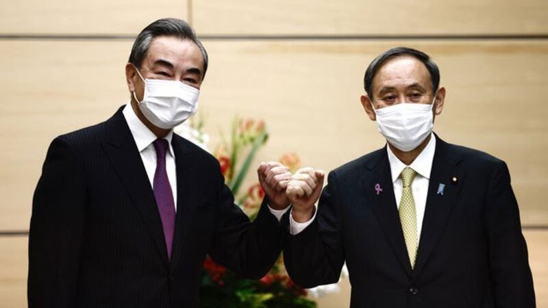 王毅11月24、25日访问日本,会晤日本首相菅义伟。(法新社)