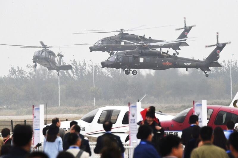 解放军士兵在北京人民大会堂外游行。(路透社)