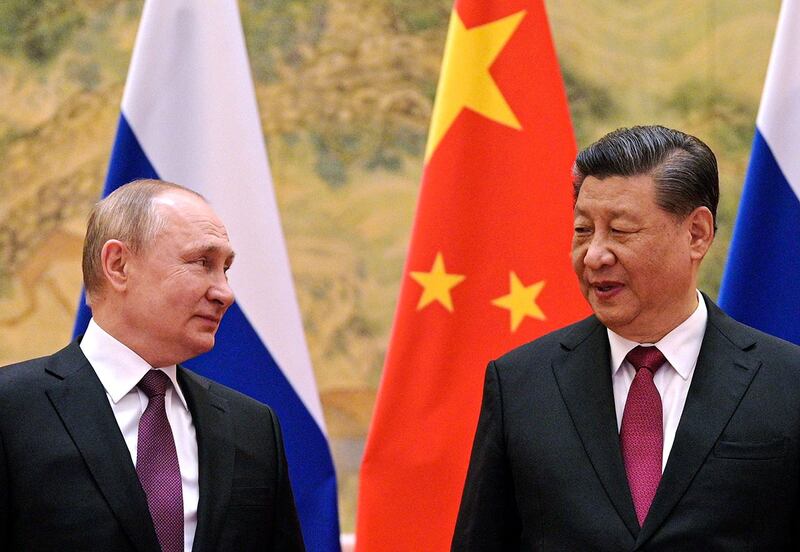 2022年2月4日,中国国家主席习近平在北京与俄罗斯总统普京交谈。(美联社)