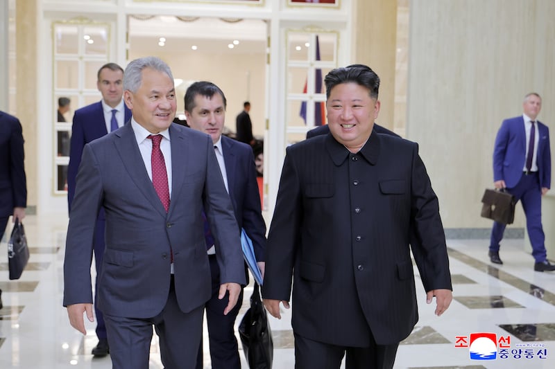 김정은 북한 노동당 총비서가 세르게이 쇼이구 러시아 국가안보회의 서기를 지난 17일 만나 "두 나라 간 조약의 범위 내에서 협조할 내용을 확정하고 관련 계획을 수락했다"고 조선중앙통신이 18일 보도했다. 2025.6.18