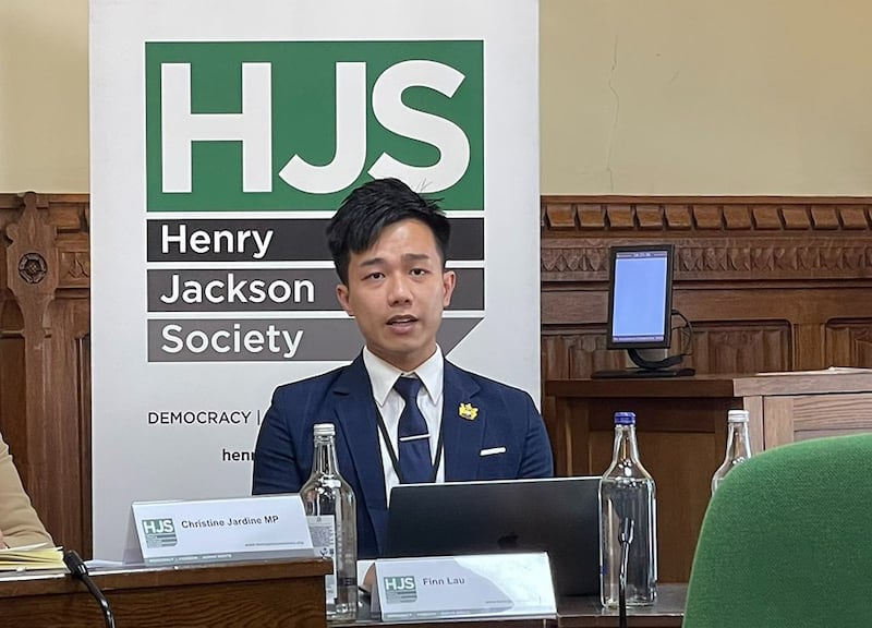 在英国国会大厦举行的一场智库研讨会上,在英港人活动家刘祖迪促请英国政府加强对港制裁,并减少对中国贸易的依赖。 (吕熙摄)