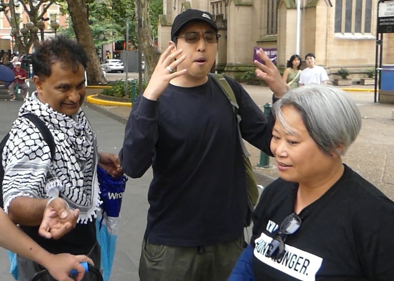 示威过程中有人前来闹场叫骂,指澳大利亚等西方国家也曾经出现种族灭绝暴行;对此澳港联主席潘丽贞(右一)强调,即使其他国家过去犯过错误,也无法合理化目前中共打压人权和法台的作为。 (记者丘德真摄影)