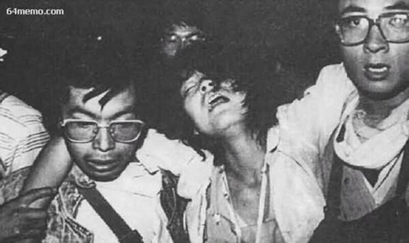 1989年6月4日凌晨5点左右,纪念碑下的学生在撤离。(六四档案图)