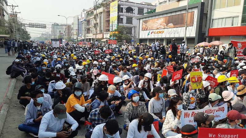 /english/multimedia/police-shooting-at-protesters-gallery-02282021224916.html/002.jpg