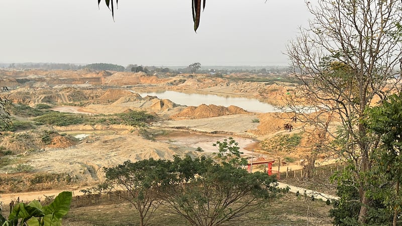 ကချင်ပြည်နယ်၊ မိုးညှင်းမြို့နယ်၊ အင်းတော်ကြီးဒေသ၊ မိုင်းနောင်ရွာ အနောက်ဘက်တွင် တူးဖော်ထားသည့် ရွှေလုပ်ကွက်များအား ၂၀၂၃ ခုနှစ်၊ မတ်လ ၁၁ ရက်နေ့က တွေ့ရစဉ်။ (Photo: RFA)