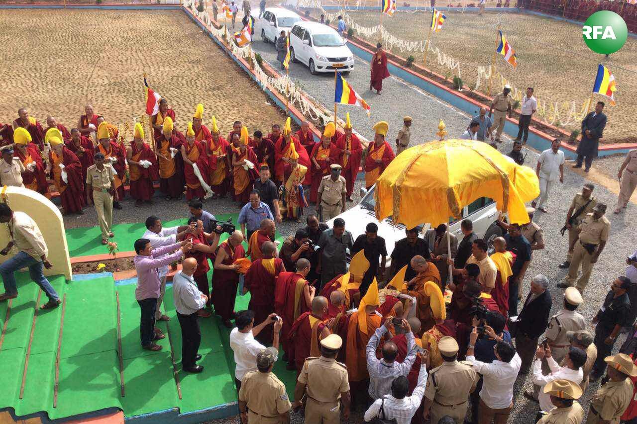 ༧གོང་ས་མཆོག་དགའ་ལྡན་ཁྲི་ཐོག་ཁང་དབུ་འབྱེད་གནང་བར་ཕེབས་བཞིན་པ། ༢༠༡༥།༡༢།༨