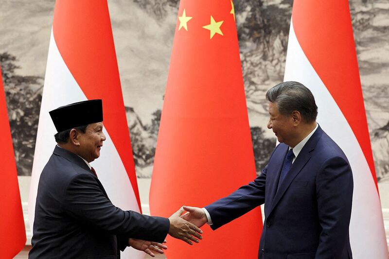 2024年11月9日,中国国家主席习近平和印尼总统普拉博沃在中国北京人民大会堂举行签字仪式上握手。(路透社)