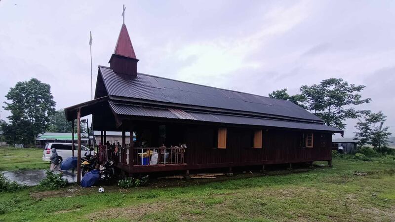 ဝိုင်းမော်မြို့နယ် နမ်ဆန်ယန်ကျေးရွာ ခရစ်ယာန်ဘုရားကျောင်းအနီး နေရပ်စွန့်ခွာ တိမ်းရှောင်လာသည့် စစ်ဘေးဒုက္ခသည်များအား ၂၀၂၃ ခုနှစ်၊ ဇူလိုင်လ ၃ ရက်နေ့က တွေ့ရစဉ်။ (Photo: Kachinwaves)